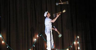 Jongleur dans un spectacle de cirque
