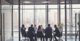 Réunion de CSE vue de loin (c) Adobe Stock Alfa27